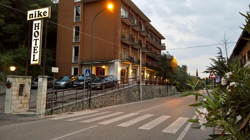 Hotel Nike Бренцоне-суль-Гарда Екстер'єр фото